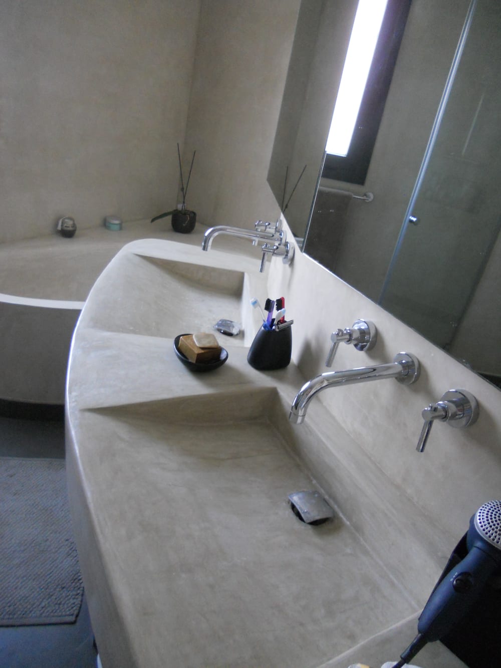 Lime plaster bath surround with no visible joints